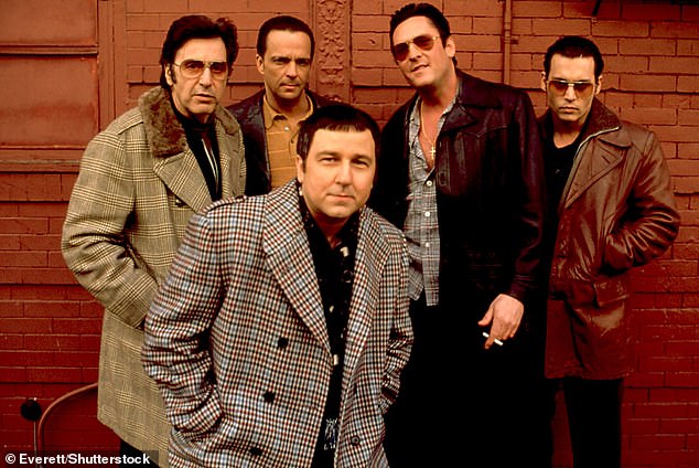 يُعرف Madsen أيضًا بدوره في دور البطولة في فيلم Donnie Brasco لعام 1997 - المصور مع Al Pacino و James Russo و Bruno Kirby Jr و Johnny Depp ،