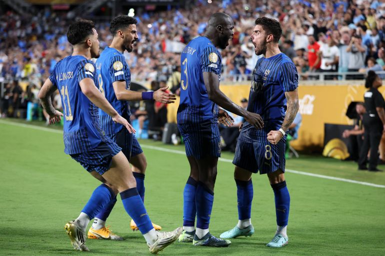 يتفاعل لاعبو الهيلال.