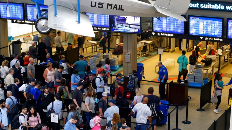 نقطة تفتيش TSA في المطار