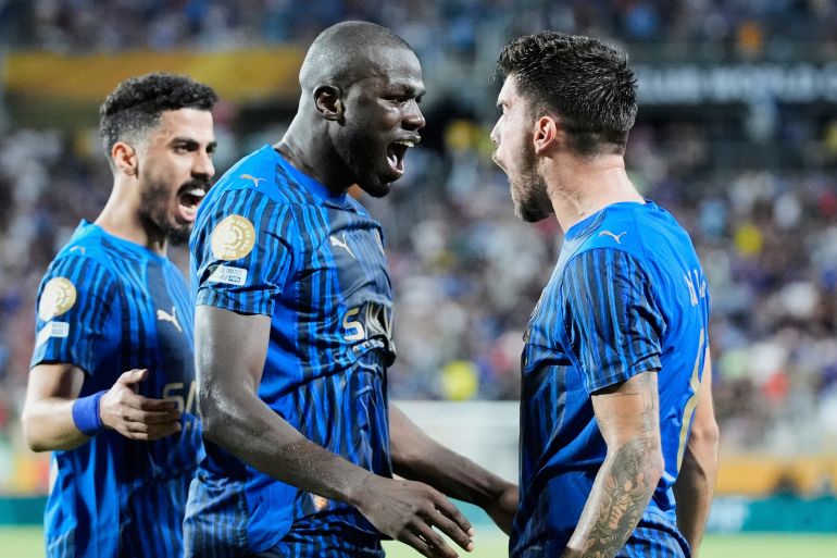 يحتفل كاليدو كوليبالي من هيلال ، في سنتر ، مع زملائه في الفريق بعد تسجيل هدف فريقه الثالث خلال الجولة الكأس العالمية للنادي من 16 مباراة كرة قدم بين مانشستر سيتي وآلال في أورلاندو ، فلوريدا ، الاثنين ، 30 يونيو 2025. (AP Photo/John Raoux)
