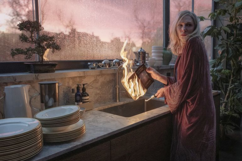 تعرض هذه الصورة التي أصدرتها Apple TV+ Cate Blanchett في مشهد من "تنصل."