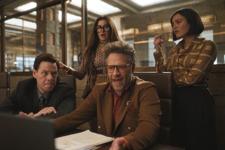 162/5000 هذه الصورة التي أصدرتها Apple TV+ تعرض Ike Barinholtz ، من اليسار ، Kathryn Hahn ، Wonders Wonders ، و Seth Rogen في مشهد من مشهد "الاستوديو."