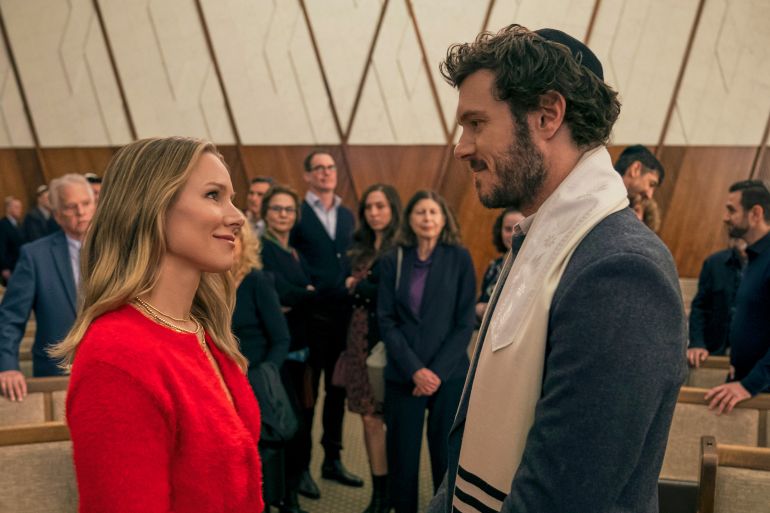 تُظهر هذه الصورة التي أصدرتها Netflix كريستين بيل ، اليسار ، وآدم برودي في مشهد من "لا أحد يريد هذا."