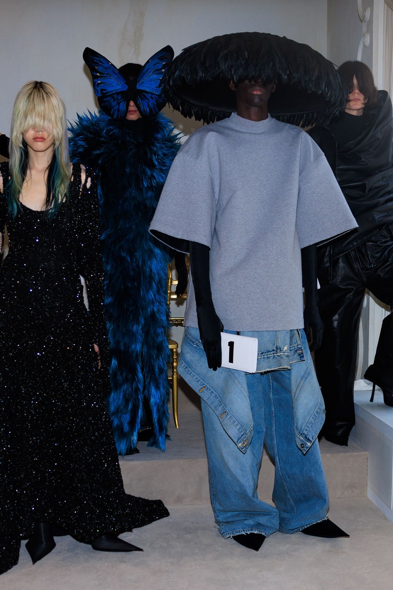 تقويم الخريف 2025 Haute Couture هنا