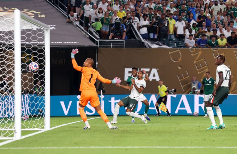 يسجل Estevao #41 من Palmeiras هدف فريقه الأول بعد روبرت سانشيز #1 من تشيلسي