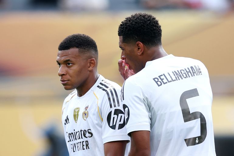 يتحدث Kylian Mbappe إلى Jude Bellingham #5 of Real Madrid CF خلال مباراة كأس العالم FIFA 2025 في الدور نصف النهائي