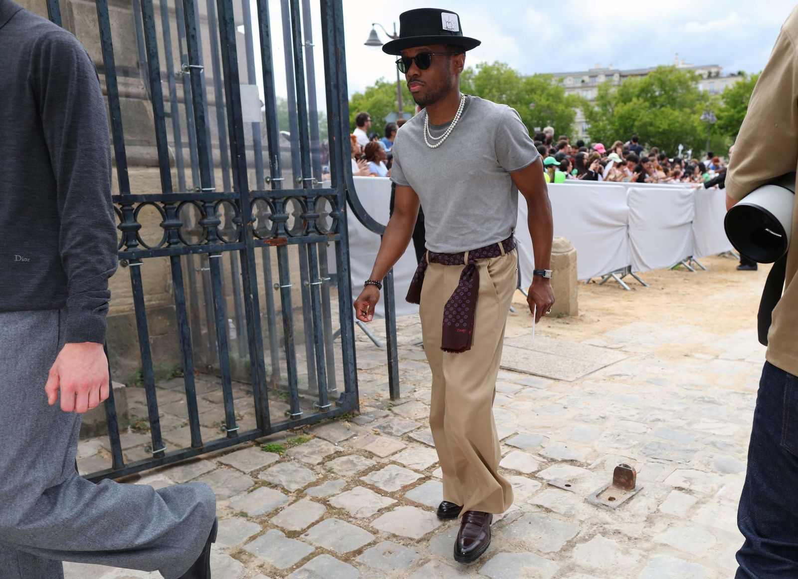 قد تحتوي الصورة على gims gims jason worlds clothing قبعة الأحذية الأحذية إكسسوارات شخص البالغين والمجوهرات