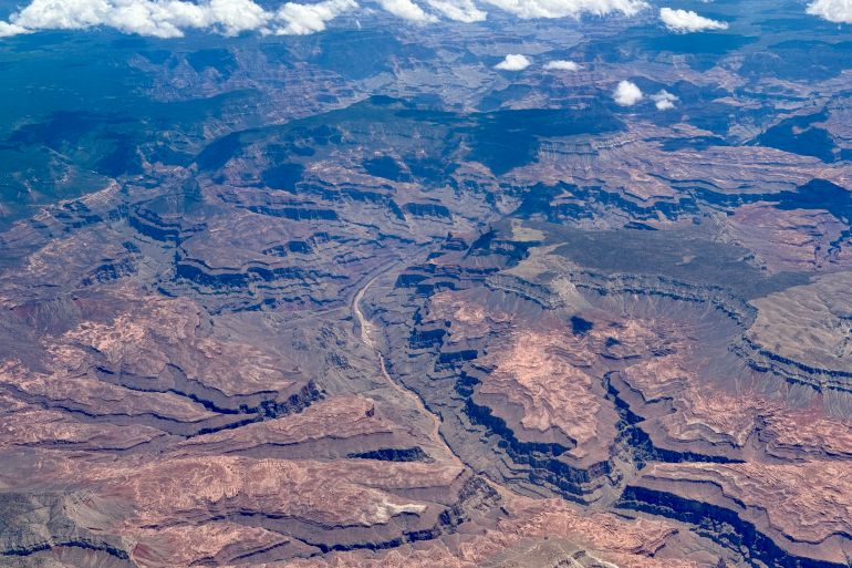 يُظهر هذا المنظر الجوي الذي تم التقاطه في 7 يوليو 2025 جزءًا من Grand Canyon في أريزونا ، بما في ذلك العديد من الانحناءات من نهر كولورادو.