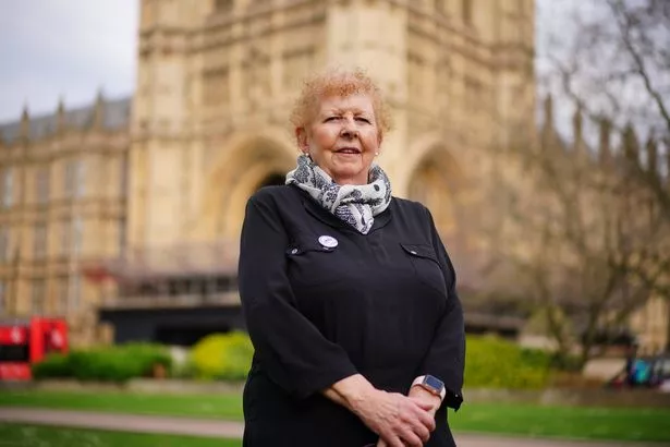 رئيسة المرأة ضد عدم المساواة في المعاشات التقاعدية (WASPI) ، أنجيلا مادن تتحدث إلى وسائل الإعلام في الكلية الخضراء خارج مجلسي البرلمان في لندن بعد نشر التقرير من قبل البرلمان ، يجب أن يتلقى أمين المظالم في الخدمة الصحية (PHSO) أن الأشخاص الذين تأثروا بتغييرات معاشات الدولة التي لم يتم التواصل معها بشكل كافٍ ، وترتيب ، وترتيب ، وترتيب الإجمالي. تاريخ الصورة: الخميس 21 مارس 2024. انظر رد الفعل السياسي للمعاشات التقاعدية. يجب أن تقرأ الائتمان الصورة: فيكتوريا جونز/سلك