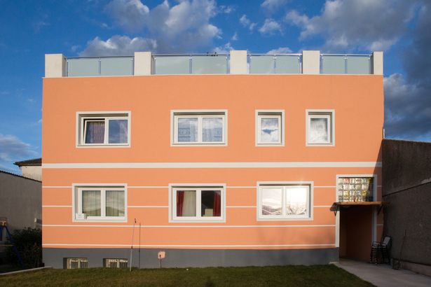 40 YBBSTRASSE ، AMSTETTEN ، الذي كان موطن جوزيف فريتزل وحيث أبقى أولاده محتجزين في القبو. لقد تحول المنزل الآن إلى شقق.
