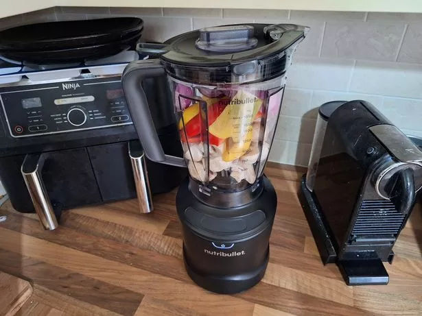 خلاط Nutribullet مصور على سطح عمل المطبخ 