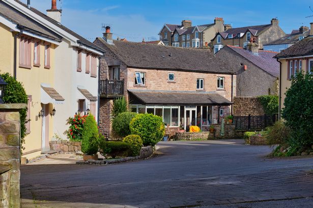يتميز الشارع السكني بمنازل ذات ارتفاعات وألوان مختلفة تحت سماء مشرقة في Hehsham - Lancaster District - Lancashire - بريطانيا العظمى