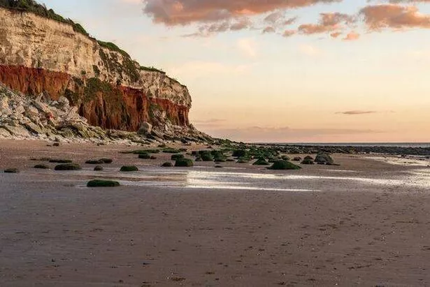 حطام سفينة في ضوء المساء في Hunstanton Cliffs في نورفولك ، إنجلترا