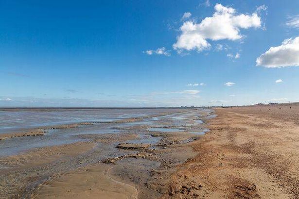 منظر على طول الشاطئ في Littlestone-on-Sea ، في يوم صيف مشمس