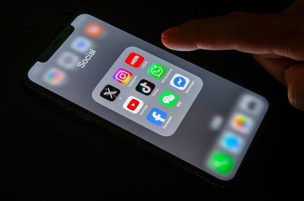 الوصول إلى التطبيقات الاجتماعية العالمية المتنوعة على الأجهزة المحمولة