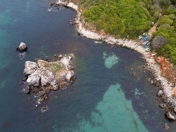 المنظر الجوي لمنطقة الطبيعة Yaylata بالقرب من قرية Rusalka على ساحل البحر الأسود في بلغاريا. Cliffs Rocky ، ومياه الفيروز ، والتلال الخضراء المورقة