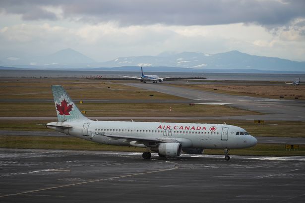 ملف - سيارات الأجرة في طائرة Air Canada في مطار فانكوفر الدولي بعد أن عادت العمليات إلى طبيعتها بعد عاصفة الثلج الأسبوع الماضي ، في ريتشموند ، كولومبيا البريطانية ، يوم الاثنين ، 26 ديسمبر 2022 (داريل دايك/الصحافة الكندية عبر AP ، ملف ، ملف ، ملف