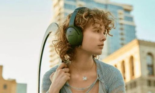 فتاة ترتدي سماعات Bose QuietComfort