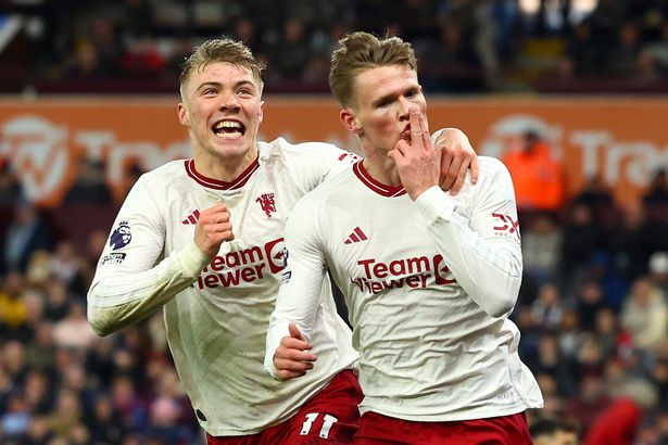 Rasmus Hojlund و Scott McTominay خلال فترة زملائهم في فريق مانشستر يونايتد