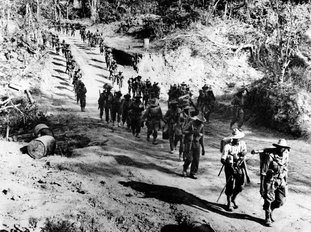 الجنود البريطانيين في ميانمار في عام 1945