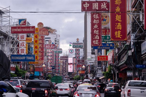 Neon Signs Line Yaowarat Road في منطقة الحي الصيني في بانكوك