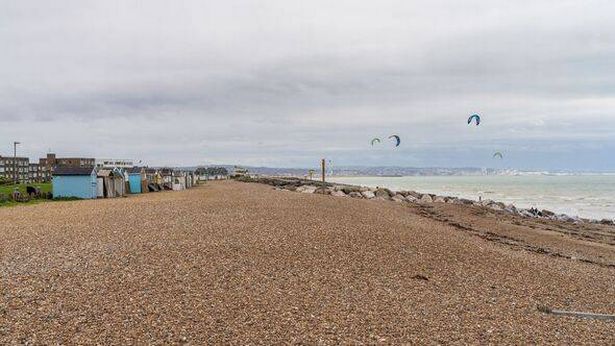 أكواخ الشاطئ على الشاطئ ومتصفحي Kite في Lancing ، West Sussex ، إنجلترا ، المملكة المتحدة