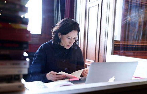 المؤلف البلجيكي يقفل نفسها في Glass Room لكتاب