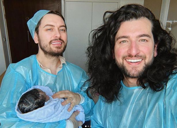 جدد نجم الأخ الأكبر براين داولينج عهود زفافه مع زوجه في حفل مذهل 