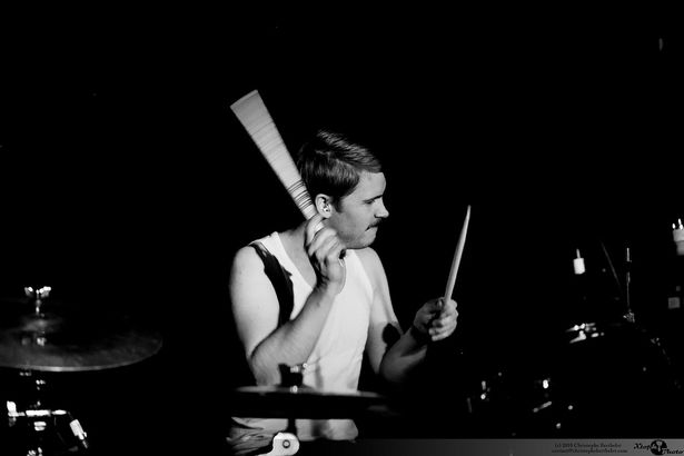 تزود Gareth Pierce Drummer Pix Matache One Play Prams هي برانديمان ، وهي فرقة معدنية طليعة من عام 2010. 