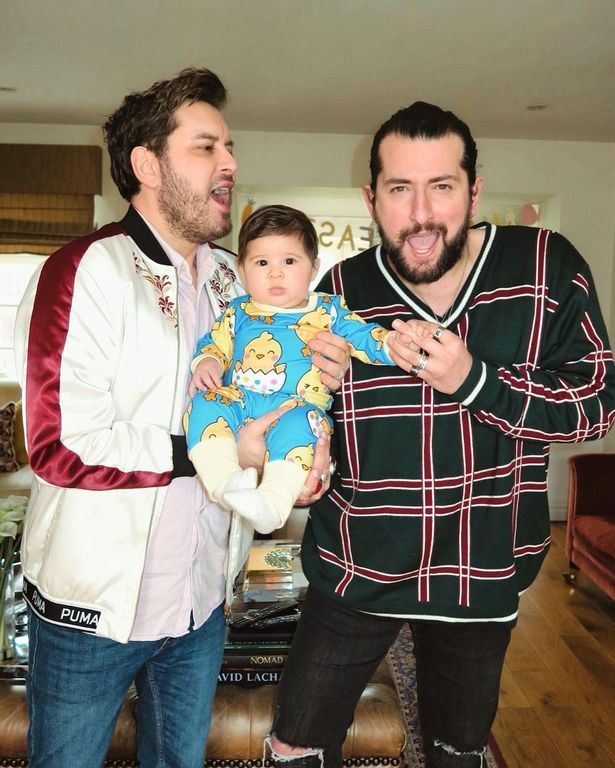 يأتي تجديد حفل زفافهم بعد عام واحد فقط من ترحيب ابنتهم الثانية من خلال الأم البديلة