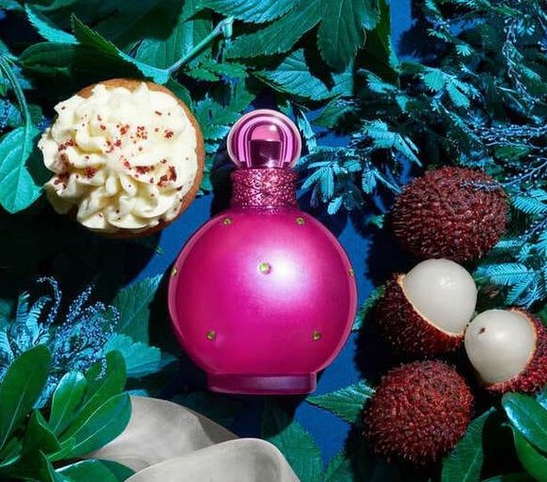 The Britney Spears Fantasy Eau de Parfum في زجاجة 100 مل معروضة للبيع في الأحذية
