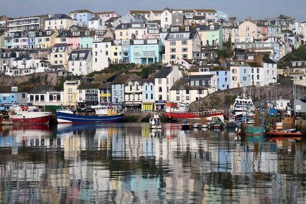 Brixham ، Torbay ، Devon ، إنجلترا: المنازل والمباني ذات اللون الباستيل تنعكس في ميناء مياه (الصورة 2)