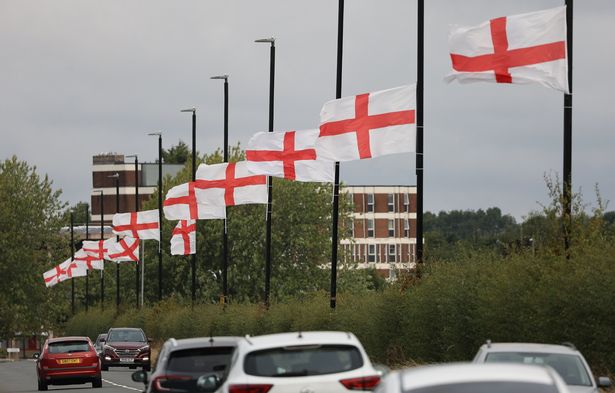 أعلام إنجلترا التي تطير على Lampposts على Genners Lane على طول Bartley Reservoir ، Bartley Green Birmingham