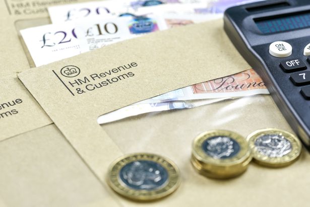 خطاب HMRC وملاحظات وعملات نقدية بريطانية مع آلة حاسبة