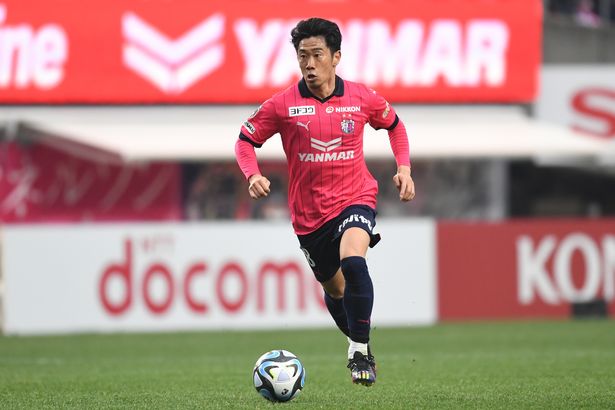 Shinji Kagawa يلعب مع Cerezo Osaka