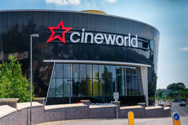 CineWorld هي ثاني أكبر سلسلة من مسارح السينما في العالم. تم إجبار السلسلة العالمية بأكملها على الإغلاق خلال جائحة Covid-19 Coronavirus مما تسبب في ضغوط مالية شديدة على العمل. كما تم تأجيل الإصدارات المسرحية الرئيسية من قبل استوديوهات الأفلام التي تمارس مزيد من الضغط على أعمال CineWorld. تصور هذه الصورة أحد مجمعات السينما في ساوث رويسبيب ، لندن ، إنجلترا.