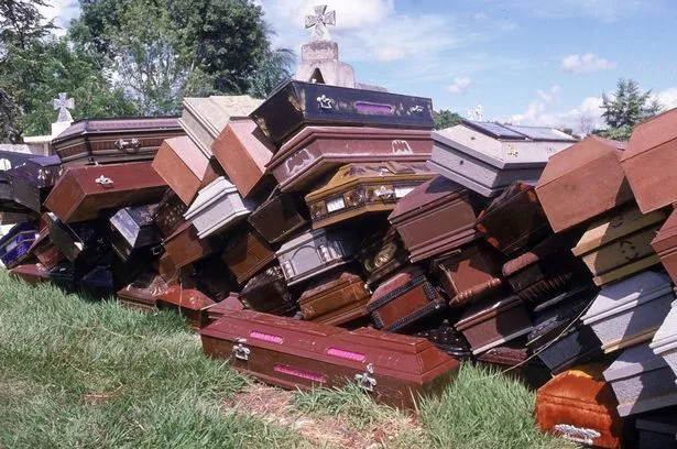 منظر من التوابيت الفارغة المتراكمة في مقبرة ، غوايابال ، كولومبيا ، في منتصف نوفمبر 1985. تم جمع التوابيت لضحايا الانهيار الطيني الذي اندلع بسبب ثوران بركان نيفادو ديل رويز القريب الذي أودى بحياة أكثر من 25000 شخص. (تصوير روبرت نيكلزبرغ/غيتي إيمايز)