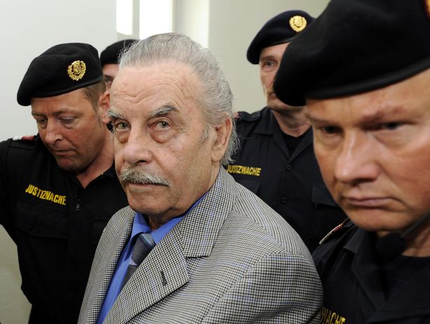 شوهد جوزيف فريتزل خلال اليوم الرابع من محاكمته في محكمة القديس بويلتن في 19 مارس 2009 
