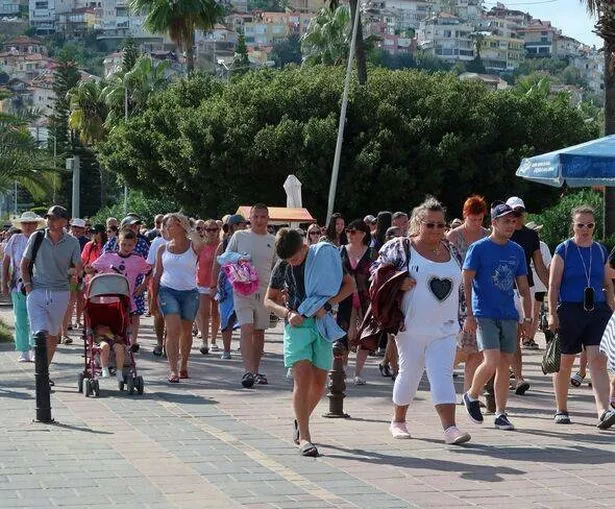 حشود من السياح في برومينيد المافرة البحرية المزدحمة ، آلانيا ، تركيا