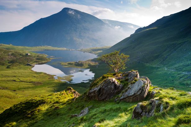 Llyn (Lake) Idwal وذروة Pen Yr Ole Wen في المسافة ، حديقة Snowdonia الوطنية