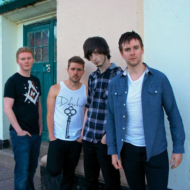   قامت Gareth Pierce Drummer Pix بتزويد Survivalists ، وهي فرقة ما بعد الحدود من عام 2012. 