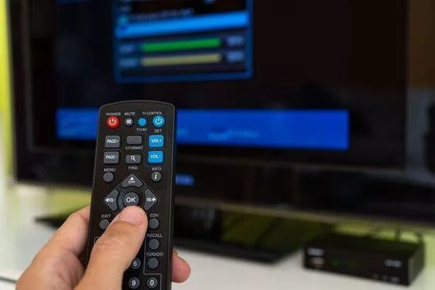 وحدة فك ترميز رقمية مع جهاز التحكم عن بُعد وشاشة التلفزيون.