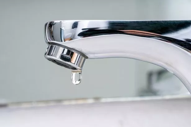 قطرة من الماء يسقط من الصنبور.