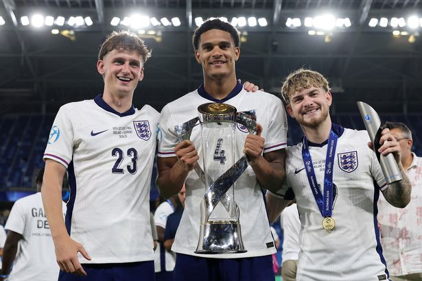 تايلر مورتون ، جاريل قوانسا وهارفي إليوت يحتفلون بالفوز في إنجلترا U21 يورو