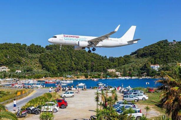 Eurowings Discover Airbus A320 Airplane في مطار Skiathos في اليونان