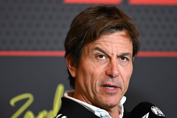 يتحدث Toto Wolff إلى ميكروفون خلال مؤتمر صحفي في Zandvoort