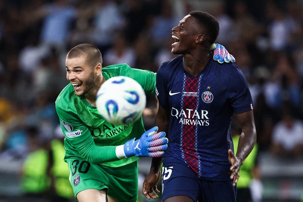 يحتفل Nuno Mendes مع Lucas Chevalier