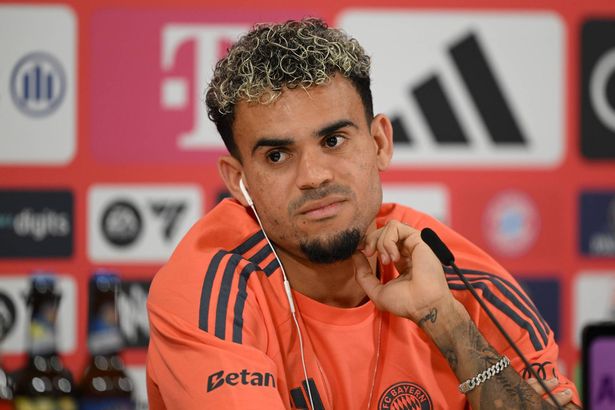 ينظر لويس دياز من FC Bayern Munchen خلال مؤتمر صحفي في سايبنر ستراس للتدريب في 31 يوليو 2025 في ميونيخ ، ألمانيا