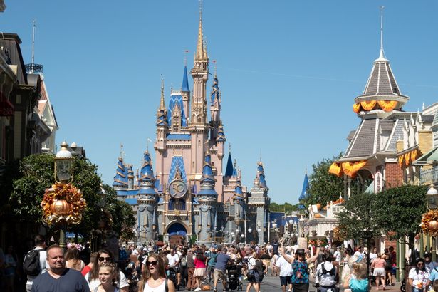 (ملفات) الزوار يمشون على طول الشارع الرئيسي في The Magic Kingdom حيث يعيد Walt Disney World فتح إعصار إيان في 30 سبتمبر 2022 في أورلاندو ، فلوريدا. أخبرت الشركة شركة الترفيه ديزني ما لا يقل عن 45 موظفًا فنزويليًا في إجازة غير مدفوعة الأجر. (تصوير برايان ر. سميث / AFP) (تصوير براين ر. سميث / AFP عبر Getty Images)