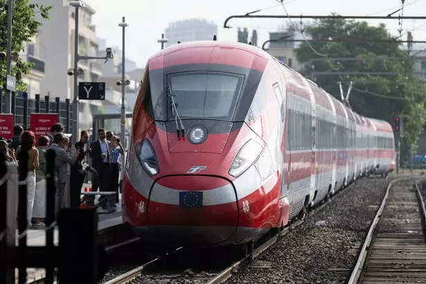يصل قطار Frecciarossa من شركة السكك الحديدية الإيطالية Trenitalia إلى محطة قطار Marseille Saint-Charles في مرسيليا ، في 13 يونيو 2025. 